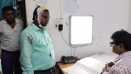 कोचस: कोचस प्रखंड के लहरी पंचायत में महादलिक टोला में शिविर लगाने गए कर्मी पर गिरी बांस, हुए जख्मी