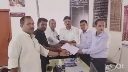 पिपरा: हरिहरगंज NH-139 से बिजली पोल हटाने के लिए भाजयुमो नेता राजीव रंजन ने सीओ को सौंपा ज्ञापन