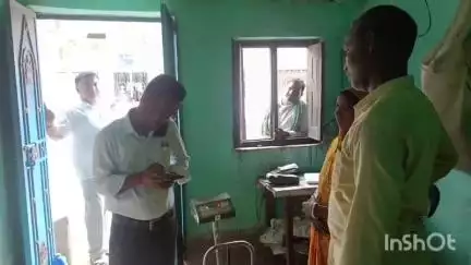 चन्द्रपुरा: बीडीओ ईश्वर दयाल महतो ने तारानारी में जन वितरण प्रणाली दुकान का औचक निरीक्षण किया