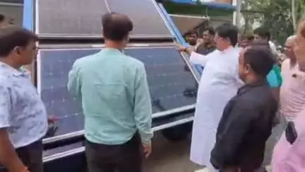सारठ: विधायक चुन्ना सिंह ने तैतरियामोड़ में 13 किसानों को चलंत सोलर प्लेट व मोटर पंप दिए