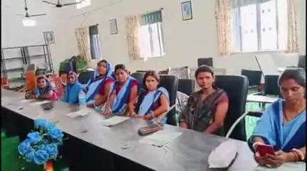 ठाकुरगंगटी: प्रखंड कार्यालय में एसजीआरएस कर्मियों ने मुख्यमंत्री सारथी योजना 
 को लेकर सहिया और जलसहिया को दी जानकारी