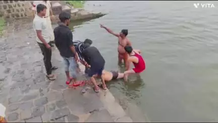 महिदपुर: महिदपुर में टेकरी माताजी मंदिर में दर्शन करने आए व्यक्ति की शिप्रा नदी में डूबने से हुई मौत, जांच शुरू