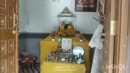 अरैन: अराई के कल्याणपुरा स्थित ठाकुर जी के मंदिर में भजन-कीर्तन के साथ मूर्ति प्राण प्रतिष्ठा की वर्षगांठ पर चढ़ाई गई ध्वजा