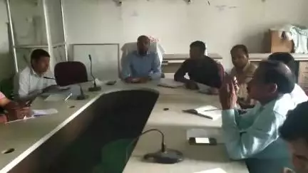 मारगोमुंडा: योजनाओं की समीक्षा को ले BDO ने मार्गोमुंडा प्रखण्ड कार्यालय में कर्मियों के साथ की बैठक।