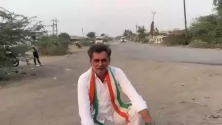 થાનગઢ: વોર્ડ નંબર ૧માં ખુલ્લી ભૂગર્ભ ગટર બાબતે શહેર કોંગ્રેસ પ્રમુખ દ્વારા નગરપાલિકા સત્તાધીશો સામે સવાલ ઉઠાવાયા.#jansamasya