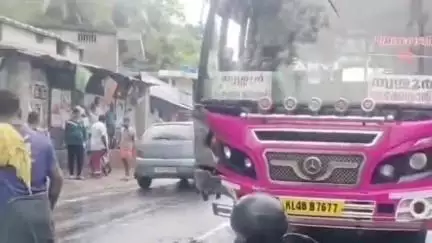 തലപ്പിള്ളി: ചേലക്കര ചേലക്കോട് സെന്ററിൽ ബസ്സും സ്കൂട്ടറും കൂട്ടിയിടിച്ച് യുവാവിന് ഗുരുതര പരിക്ക്