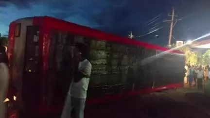 ಪಾವಗಡ: ಪಟ್ಟಣದಲ್ಲಿ ಕೆಎಸ್ಆರ್‌ಟಿಸಿ ಬಸ್‌ಗೆ ಬುಲೆರೋ ಡಿಕ್ಕಿ, ಬಸ್ ಪಲ್ಟಿ