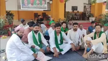 रामपुर मनिहारन: बड़गांव के किसान मजदूर संगठन के युवा जिला उपाध्यक्ष प्रिंस राणा ने डीएम कार्यालय पर की भूख हड़ताल