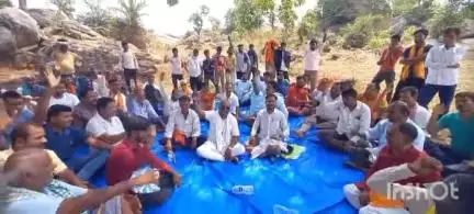 नौडीहा बाज़ार: विशुनपुर के ग्रामीणों ने अंचल अधिकारी को ज्ञापन सौंपकर खदानें रद्द करने की मांग की