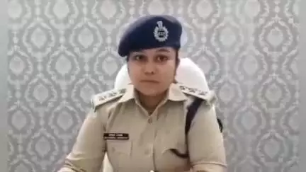 कुंडम: सदाफल में घर के सामने कच्ची शराब बेचता आरोपी गिरफ्तार, 6 लीटर शराब जब्त