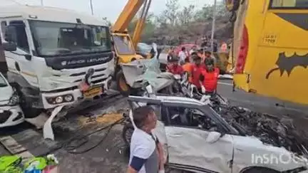 खालापूर: मुंबई पुणे एक्सप्रेस हायवे वर भीषण अपघात
बेकाबू ट्रेलर ने सात गाड्याना दिली ठोकर
दोन महिला ठार सहा जण जखमी