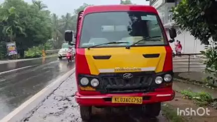 താമരശ്ശേരി: കൂടത്തായി പാലത്തിൽ ബുള്ളറ്റും ലോറിയും കൂട്ടിയിടിച്ച് അപകടം, മൈക്കാവ് സ്വദേശിക്ക് സാരമായി പരിക്കേറ്റു
