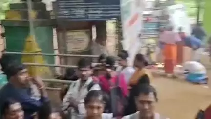 வத்திராயிருப்பு: மழை எச்சரிக்கை காரணமாக சதுரகிரி சுந்தரமகாலிங்கம் கோவிலுக்கு செல்ல வனத்துறை தடை பக்தர்கள் ஏமாற்றத்துடன் திரும்பினார்