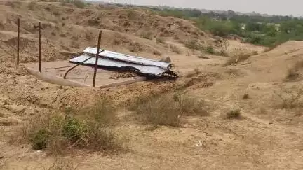 मध्य प्रदेश के जिला मुरैना के तहसील अम्बाह के ग्राम पंचायत कमतरी मैं दो मरघट क्षतिग्रस्त तीन महीने पहले बना था थोड़ी सी