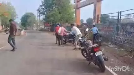 निवास: निवास स्टेडियम के सामने सूकर से टकराकर दो बाइक सवार युवक घायल, सीएचसी में इलाज जारी
