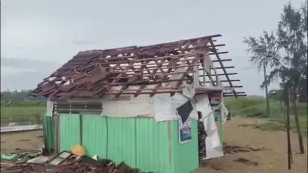 കൊടുങ്ങല്ലൂർ: കനത്ത കാറ്റിലും മഴയിലും അഴീക്കോട് മുനക്കൽ ബീച്ചിൽ വ്യാപാര സ്ഥാപനങ്ങൾ തകർന്നു, ചീനിവല നശിച്ചു