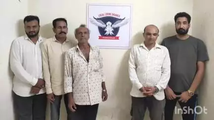 રાણાવાવ: એલ.સી.બી.પોલીસે રાણા કંડોરણા ગામેથી જુગાર રમતા 5 શખ્સોને ઝડપી લઈ રાણાવાવ પોલીસ સ્ટેશનમાં ફરિયાદ નોંધાવી
