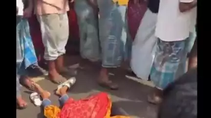 ডোমকল: ইট ভাটায় ও কাপড়ের দোকানে কাজ করতে যাওয়ার পথে ভয়াবহ সড়ক দুর্ঘটনায় মৃত্যু হলো দুই জনের। মর্মান্তিক এই দুর্ঘটনাটি ঘটেছে রব