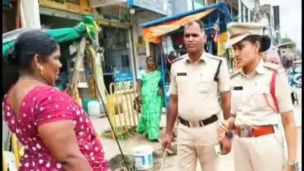 దేవరకొండ: పట్టణంలోని ప్రధాన రహదారికి ఇరువైపులా ఫుట్పాత్లపై వ్యాపారాలు చేయరాదు: ఎస్సై మౌనిక