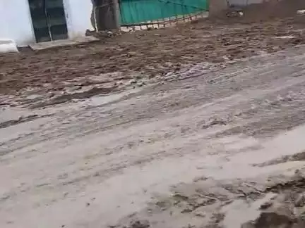 kachhi barkheda se jaroli tak rod puri tarh se shatigrast ho gaya hai jisse logo ko nikalne me bhut kadnai ho rhi he