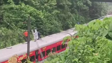 തലപ്പിള്ളി: ചെറുതുരുത്തിക്ക് സമീപം ഓടിക്കൊണ്ടിരുന്ന ട്രെയിനിന് മുകളിൽ മരക്കൊമ്പ് വീണു, ട്രെയിൻ ഗതാഗതം തടസപ്പെട്ടു