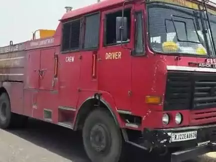 जवडिया य रोड पर लगी आग मौके पर पहुंच आग की गाडि कोई जान हानी नहीं