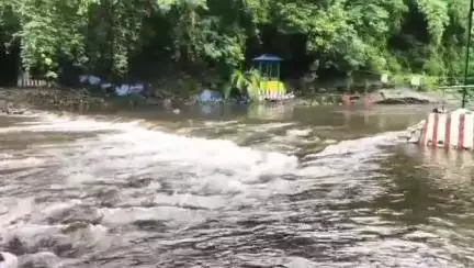 தோவாளை: காளிகேசத்தில் உள்ள ஆற்றில் வெள்ளப்பெருக்கு -சுற்றுலா பயணிகள் செல்வதற்கு வனத்துறை அனுமதி மறுப்பு