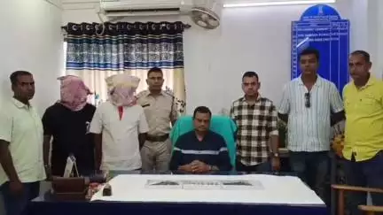 সোনারপুর: আগ্নেয়াস্ত্র সহ গ্রেফতার দুই যুবক, মাঠ দখলের ঘটনায় জড়িত থাকার অভিযোগে নরেন্দ্রপুর থানা পুলিশ তাদেরকে গ্রেফতার করে