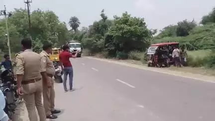 #ऊंचाहार मे मनीरामपुर पुल के पास #तेज_रफ्तार_ओवरलोड_डंफर ने बाइक और ईरिक्शा मे मारी टक्कर,दोनो क्षतिग्रस्त,सवारी भी घायल