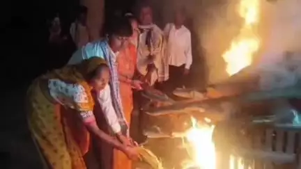 માલપુર: માલપુર માં વૃદ્ધ પિતાનું અવસાન થતા દિકરીઓએ પિતાને કાંધ આપી અંતિમ વિધિકરી પિતાનું ઋણ ચુકવ્યું વીડીયો થયો વાયરલ..