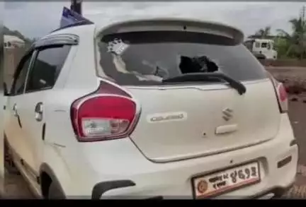 खेड: खेडमध्ये दोन तरुणांनी गाडी अडवून केला गोळीबार, गाडीच्या काचा फोडून जीवघेणा हल्ला