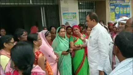 बंदरा: बंदरा सामुदायिक स्वास्थ्य केंद्र पर धरना दे रहीं आशा कार्यकर्ताओं से विधायक मिले, मांगों को बताया जायज