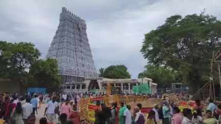திருச்செந்தூர்: விடுமுறை தினம் முன்னிட்டு சுப்பிரமணியசாமி கோவிலில் குவிந்த பக்தர்கள் நீண்ட வரிசையில் காத்திருந்து சுவாமி தரிசனம்