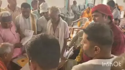 जलालपुर: जलालपुर में सांसद जनार्दन सिंह सीग्रीवाल ने अपने आवास पर लगाया जनता दरबार