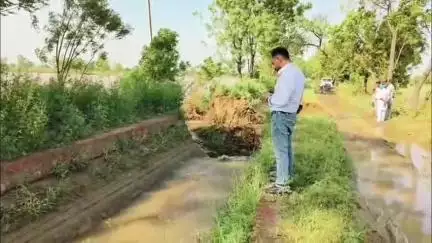 ਬੁਢਲਾਡਾ: ਰਾਮ ਨਗਰ ਭੱਠਲਾਂ ਪਿੰਡ ਵਿਖੇ ਰਜਵਾਹੇ ਵਿੱਚ ਪਈ ਦਰਾਰ , ਕਿਸਾਨਾਂ ਵੱਲੋਂ ਤੁਰੰਤ ਬੰਦ ਕਰਨ ਦੀ ਮੰਗ #jansamasya