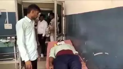 अतर्रा: पवई गांव में खेत की मिट्टी खुदाई के दौरान 4 दबंगों ने एक युवक को लाठी-डंडों से पीटा, युवक की हालत गंभीर
