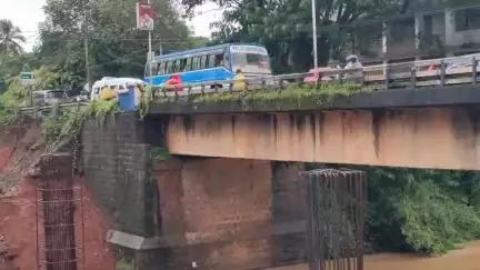 ഒറ്റപ്പാലം: കനത്ത മഴ, കിഴക്കേത്തോട് പാലത്തിൽ മണ്ണിടിച്ചിൽ, നഗരത്തിൽ ഗതാഗത നിയന്ത്രണം