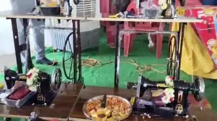వెల్గటూరు: కిషన్ రావు పేటలో కుట్టు మిషన్లు పంపిణీ చేసిన ప్రభుత్వ విప్ అడ్లూరి లక్ష్మణ్ కుమార్
