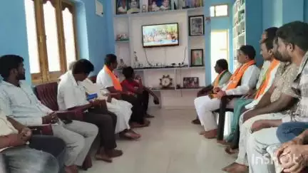 శంకరపట్నం: కొత్తగట్టు పోలింగ్ బూత్ కేంద్రంలో మన్ కీ బాత్ వీక్షించిన కరీంనగర్ జిల్లా బిజెపి అధ్యక్షుడు గంగాడి కృష్ణారెడ్డి