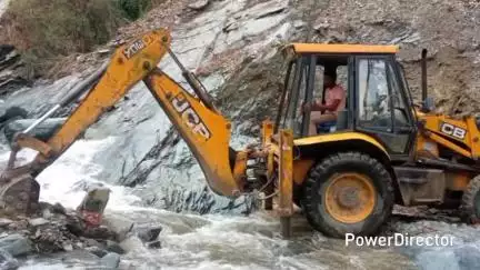 ओखलकांडा: अत्यधिक बारिश के कारण झड़गांव रोड में आया मलवा, रोड हुई बंद