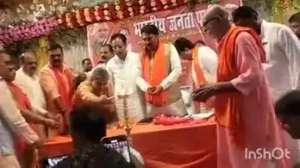 बिक्रमगंज: बिक्रमगंज में प्रधानमंत्री नरेन्द्र मोदी के कार्यक्रम को लेकर बरना के रद्राक्ष मैरेज हॉल में बैठक हुई