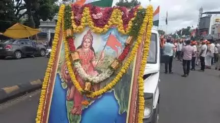 ಚನ್ನರಾಯಪಟ್ಟಣ ಸಾವಿರ ಅಡಿ ಉದ್ದದ ಬಾವುಟವನ್ನು ಹಿಡಿದು ಹೆಜ್ಜೆ ಹಾಕುವ ಮೂಲಕ ತಿರಂಗ ಯಾತ್ರೆ ನೆರವೇರಿಸಿದ ರಾಷ್ಟ್ರ ಅಭಿಮಾನಿಗಳು