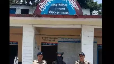 डीडीहाट: पिथौरागढ़: कोतवाली थाना की एस्कॉर्ट पुलिस ने उत्तर प्रदेश से चोरी में सम्मिलित आरोपी को किया गिरफ्तार