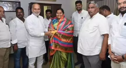 పొన్నూరు: జన్మదినోత్సవం సందర్భంగా ఎంపీలు అయోధ్య రామిరెడ్డి, వైవి సుబ్బారెడ్డి ఆశీస్సులు తీసుకున్న వైసిపి పట్టణ అధ్యక్షురాలు ఫాతిమా