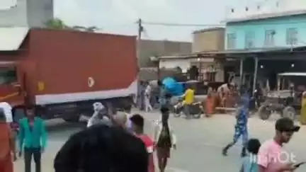 पीपराकोठी: जीवधारा एनएच पर रविवार को गैस टैंकर की ठोकर से 20 वर्षीय युवक की हुई मौत, परिजनों ने किया बवाल