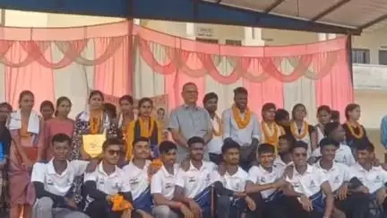 तिलौथू: तिलौथू की बेटियां बनीं महिला सशक्तिकरण की मिसाल, बिहार पुलिस में चयनित छात्र-छात्राओं का हुआ सम्मान