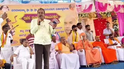ಗಂಗಾವತಿ: ನಗರದ ಶೂಲದಮ್ಮ ದೇವಾಸ್ಥಾನದಲ್ಲಿ  ಸಿದ್ದರಾಮನಂದಪುರಿ ಮಹಾಸ್ವಾಮಿಗಳು ಕನಕ ಗುರು ಪೀಠ ತಿಂತಿನಿ ಬ್ರಿಡ್ಜ್  ತುಲಾಭಾರ ಕಾರ್ಯಕ್ರಮ