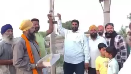 ਜਲਾਲਾਬਾਦ: ਪਿੰਡ ਰੰਗੀਲਾ ਦੇ ਵਿੱਚ ਲੋਕਾਂ ਦੀ ਸ਼ਿਕਾਇਤ ਤੋਂ ਬਾਅਦ ਵਿਧਾਇਕ ਨੇ ਪਿੰਡ 'ਚ ਲਗਵਾਇਆ ਨਵਾਂ ਟਰਾਂਸਫਾਰਮਰ, ਲੋਕਾਂ ਨੇ ਜਤਾਈ ਖੁਸ਼ੀ