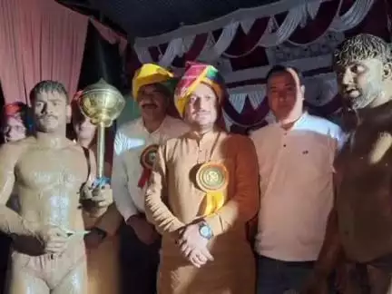 डेहर: डैहर महादंगल की छोटी माली अनु कोटधार और बड़ी माली पर रोहित फौजी पंजाब ने जमाया कब्जा, विधायक राकेश जम्वाल ने नवाजा
