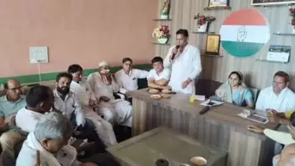 कठूमर: खेड़ली स्थित निवास पर भरतपुर सांसद ने कांग्रेस कार्यकर्ताओं व पदाधिकारियों के साथ की बैठक, आगामी चुनावों पर की चर्चा